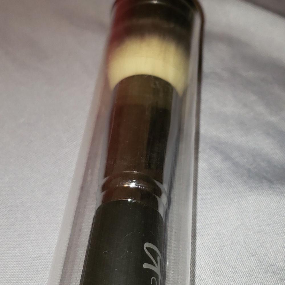 IT Cosmetics brush - Picture 5 of 5